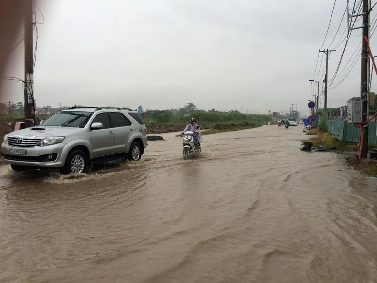 Đường Lương Định Của (Quận 2) bị chìm ngập trong trận mưa sáng nay. 